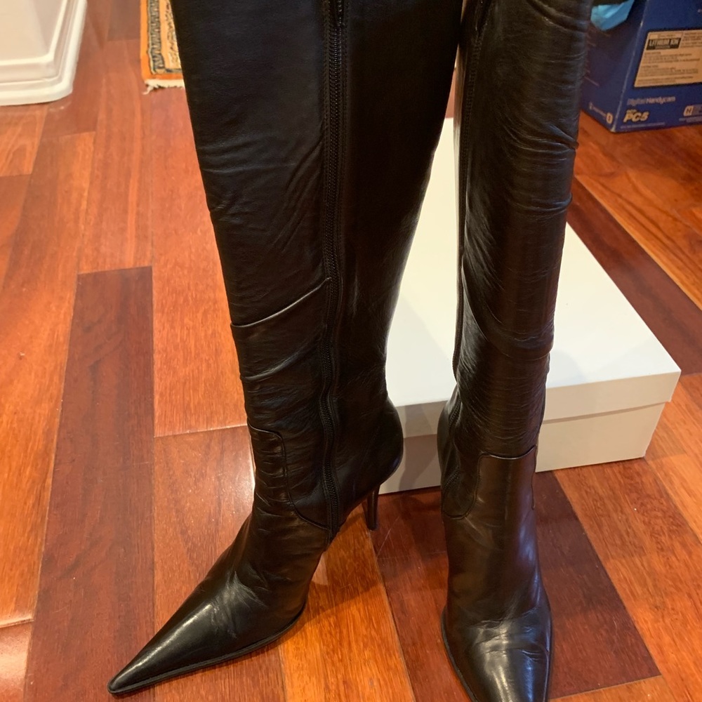Black leather boots pointed shoe and with a heel